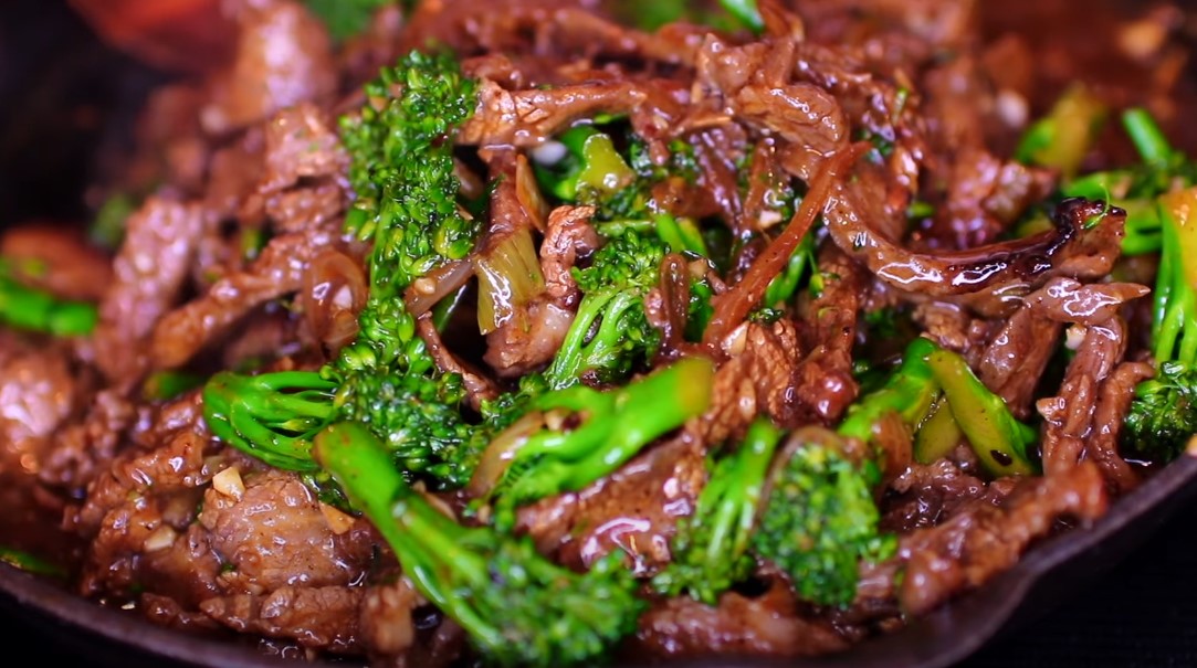 Close up photo of beef and broccoli in a stir fry