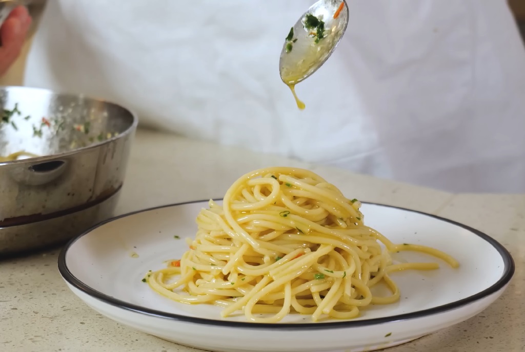 Adding oil-based sauce to Aglio e Olio pasta